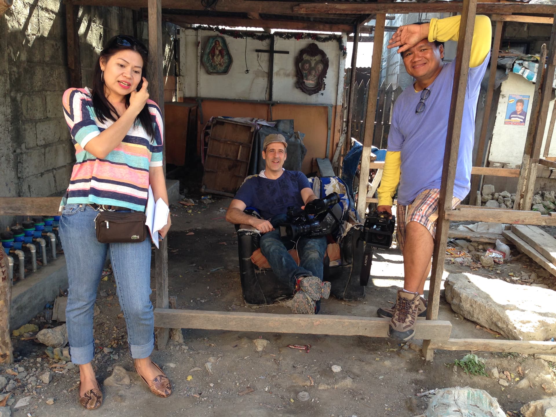 Éli with his camera, seated between two local crew members in the Philippines
